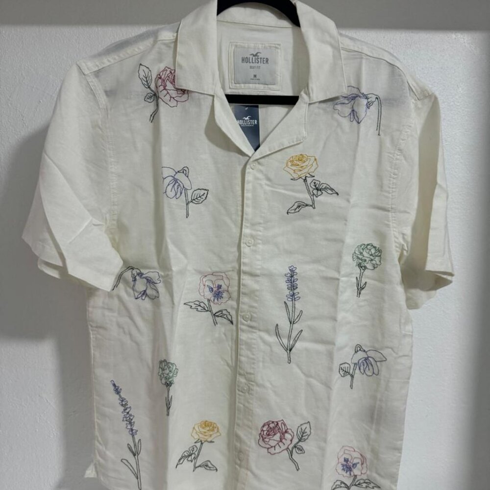 Hollister PRIDE BOXY FLORAL EMBROIDERY SHORT-SLEEVE SHIRT